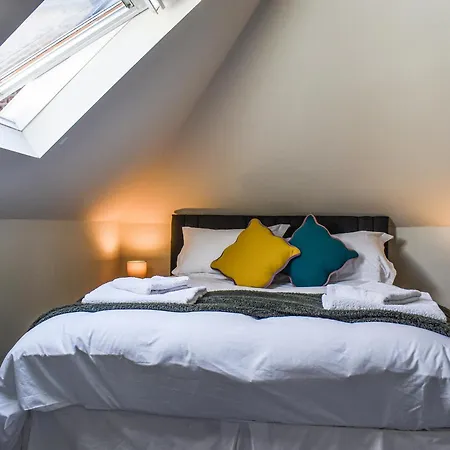 Normanby House * 휫비