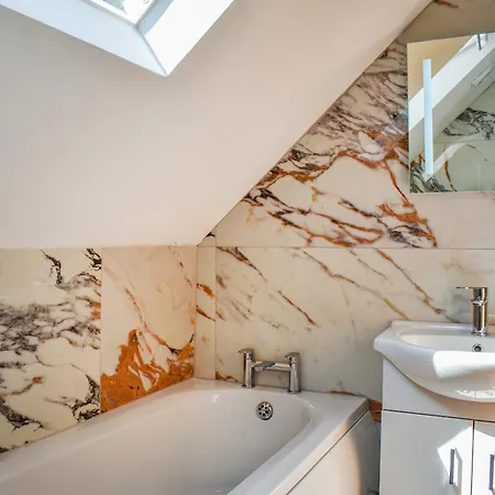 Normanby House 휫비