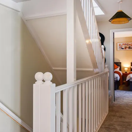 Normanby House 펜션 휫비