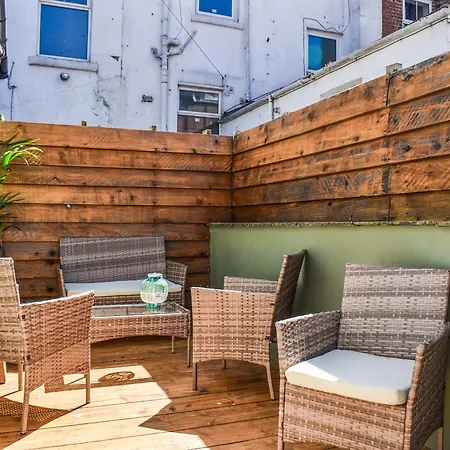 Normanby House 휫비